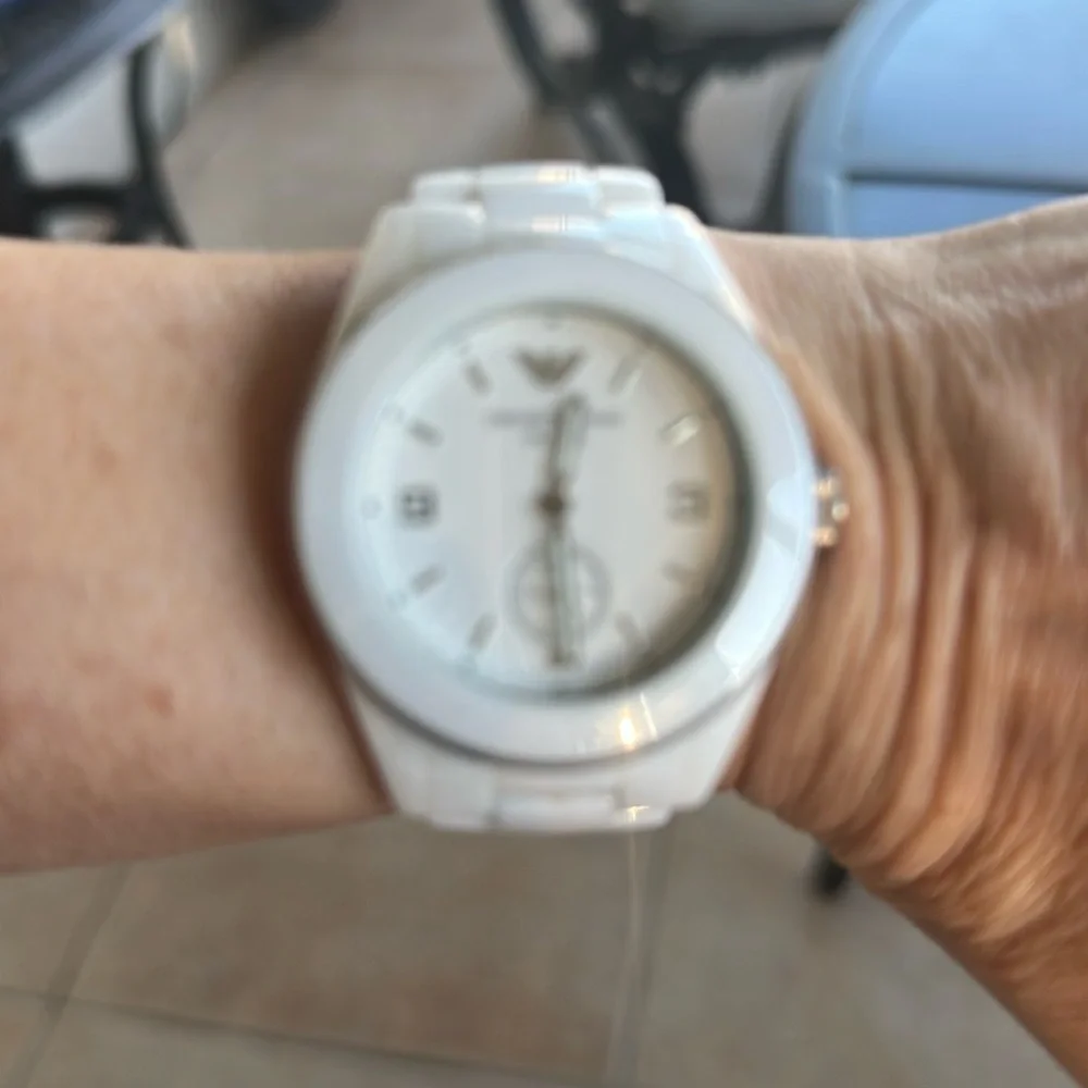 Emporio Armani Elegant White ceramic band Watch - Picture 2 of 10